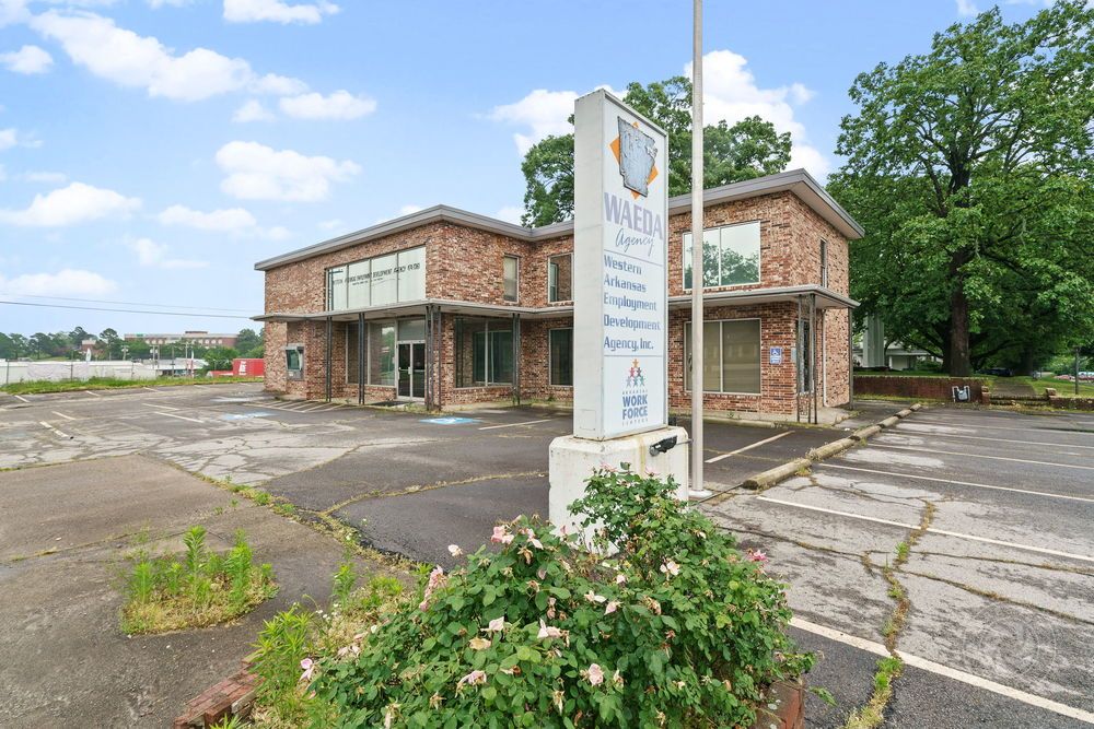 Office For Sale: 1500 Main St, Van Buren, AR 72956
